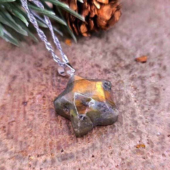 Nature Labradorite Flashy Faceted Star Pendant Necklace - Picture 7 of 9
